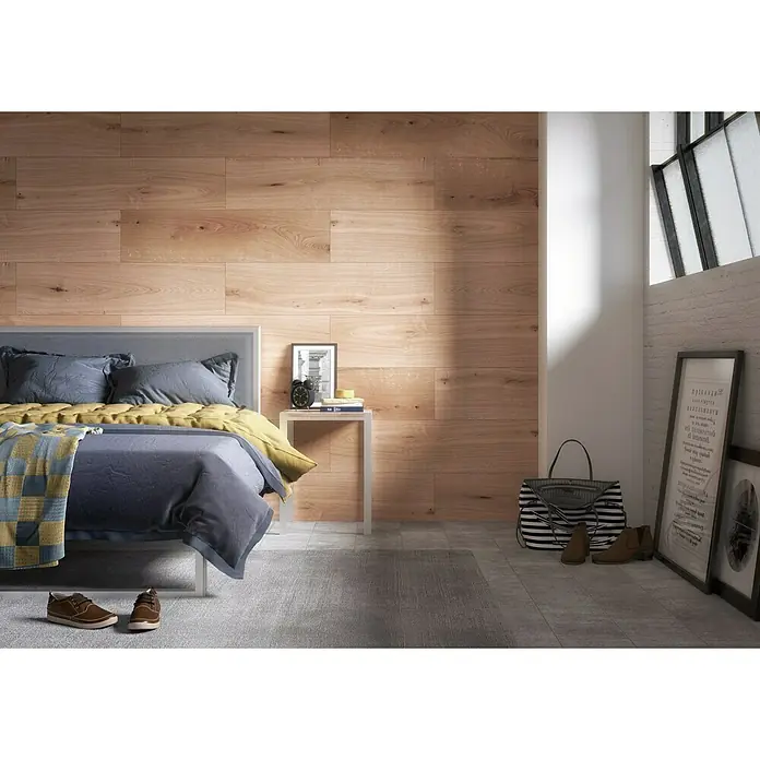 Bariperfil Perfil de acabado angular Roble Bilbao - 2,6 m x 3 cm - Dormitorio con pared de madera, cama y alfombra. La habitación presenta un diseño moderno con accesorios elegantes y elementos naturales.