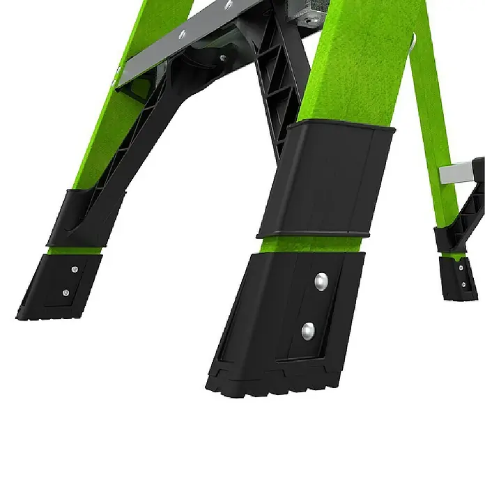 Little Giant Stehleiter MIGHTYLITE 2 Stufen - Anzahl Tritte: 2 Stk., Arbeitshöhe: 280 cm, Belastbarkeit: 150 kg, Verbundwerkstoff - Nahaufnahme einer grünen Leiter mit schwarzen Füßen. Fokus liegt auf der Stabilität und dem Design der Leiter.