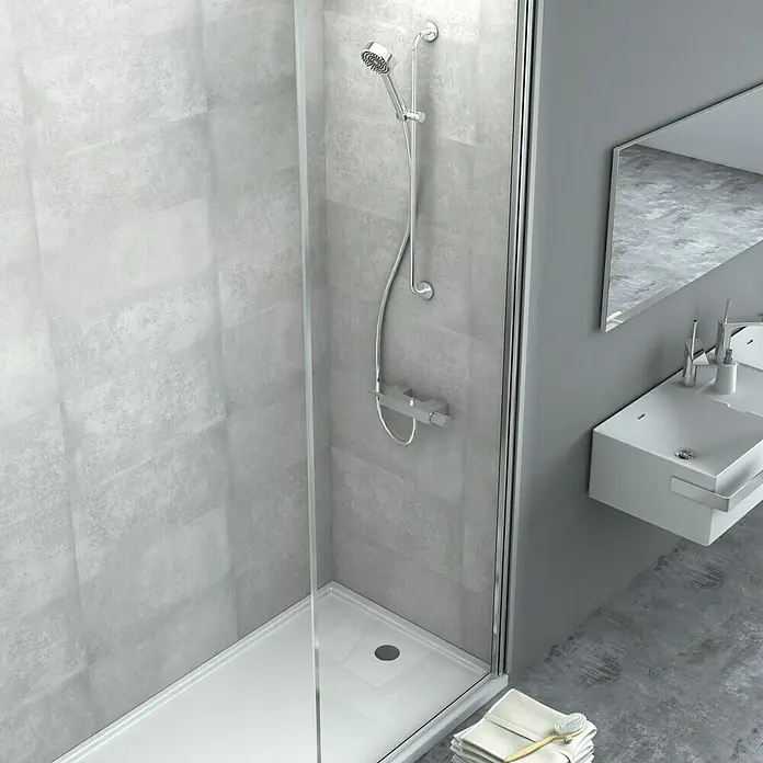 Bariperfil Perfil de acabado y remate Boston - 2,2 m x 10 mm - Cabina de ducha con panel de vidrio y accesorios de ducha plateados, complementada con un lavabo moderno y toallas en el baño.