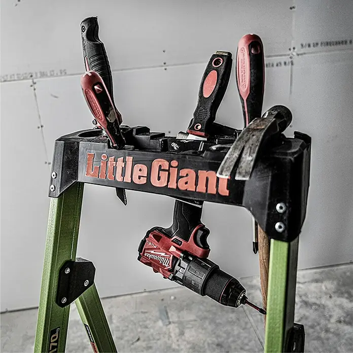 Little Giant Stehleiter MIGHTYLITE 2 Stufen - Anzahl Tritte: 2 Stk., Arbeitshöhe: 280 cm, Belastbarkeit: 150 kg, Verbundwerkstoff - Werkzeuge, einschließlich Hammer und Bohrmaschine, an einer Little Giant Leiter befestigt.