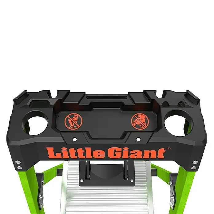 Little Giant Stehleiter MIGHTYLITE 2 Stufen - Anzahl Tritte: 2 Stk., Arbeitshöhe: 280 cm, Belastbarkeit: 150 kg, Verbundwerkstoff - Detailansicht des Little Giant Ladder Ablagefachs mit praktischen Öffnungen und Warnsymbolen in Orange.