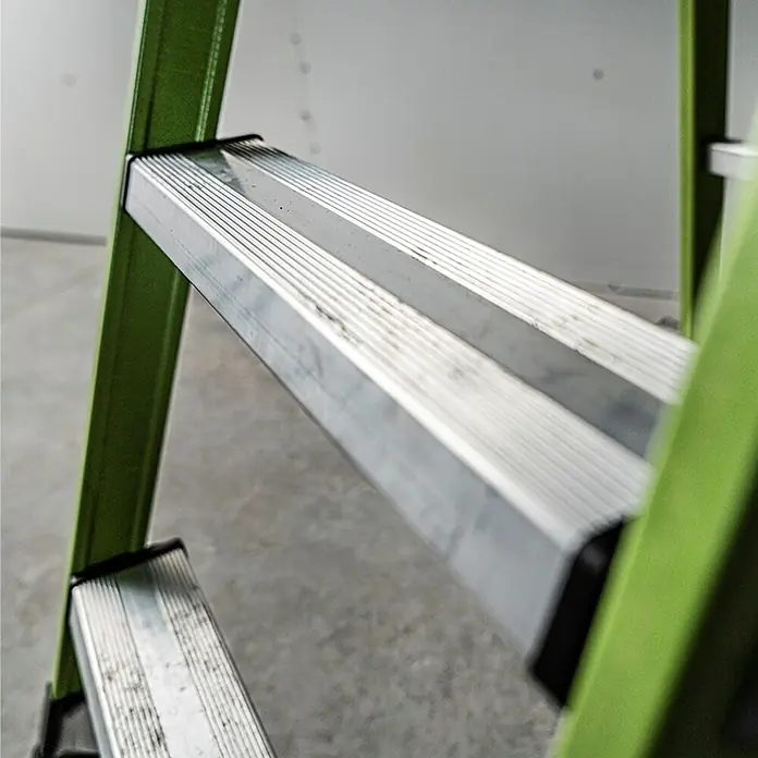 Little Giant Stehleiter MIGHTYLITE 2 Stufen - Anzahl Tritte: 2 Stk., Arbeitshöhe: 280 cm, Belastbarkeit: 150 kg, Verbundwerkstoff - Nahaufnahme einer grünen Aluminiumleiter mit silbernen Stufen, die die robuste Bauweise und Funktionalität hervorhebt.