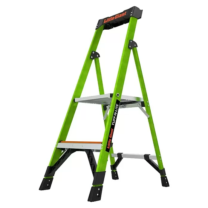 Little Giant Stehleiter MIGHTYLITE 2 Stufen - Anzahl Tritte: 2 Stk., Arbeitshöhe: 280 cm, Belastbarkeit: 150 kg, Verbundwerkstoff - Leuchtend grüne Little Giant Tuff-N-Lite Stehleiter mit mehreren Stufen und einer oberen Plattform.