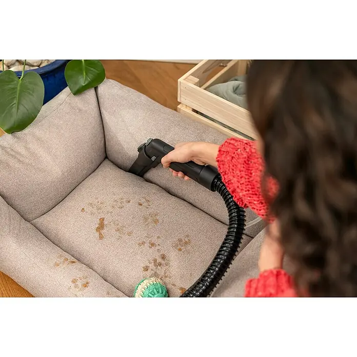 Kärcher Elektro-Nass- & Trockensauger SE4PLUS - 1.000 W, Behältervolumen: 4 l - Ein Haustierbett wird mit einem tragbaren Fleckenreiniger von Flecken und Schmutz befreit. Perfekt für die Tierpflege und die Reinigung von Heimtextilien.