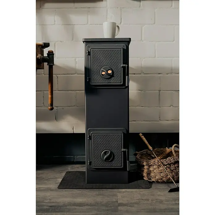 Werkstattofen Thalia - 5,3 kW, Raumheizvermögen: 160 m³, Schwarz - Schwarzer Ofen mit Tasse auf der Oberseite. Das Produkt ist ideal zum Heizen und Kochen und ist sehr dekorativ.