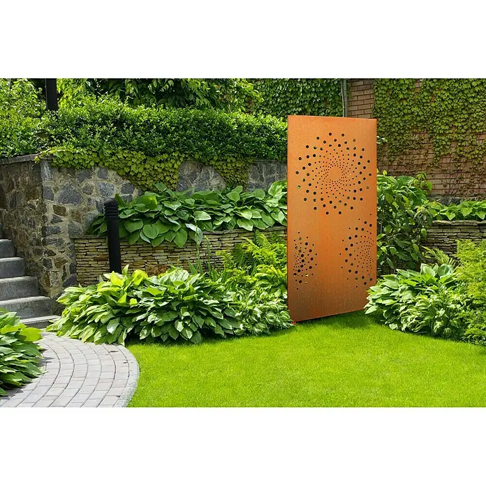Palatino Space Vertical Sichtschutzelement Orbis - 87 x 180 cm, Edelrost, Orbis - Rostfarbene Gartenskulptur aus Metall mit rundem Muster, die eine spiralförmige Illusion erzeugt und dem Garten einen Hauch von Kunst verleiht.