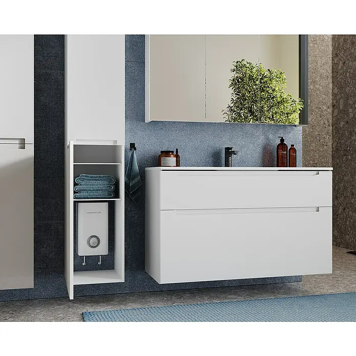 Thermoflow Durchlauferhitzer Elex 10 - 10 kW, Elektronisch, Geschlossen - Badezimmer-Interieur mit weißem Waschtischunterschrank, Spiegelschrank und einem offenen Regal mit Handtüchern und Warmwasserbereiter.