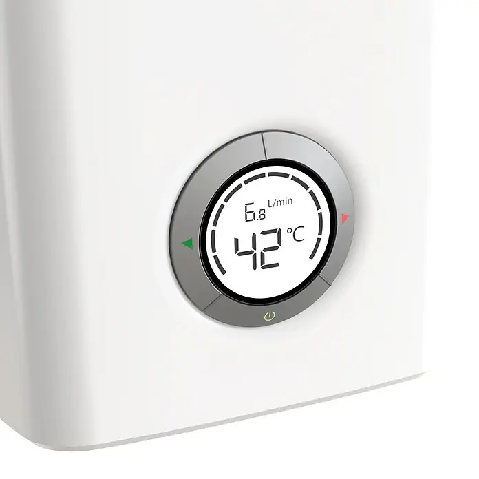 Thermoflow Durchlauferhitzer Elex 10 - 10 kW, Elektronisch, Geschlossen - Nahaufnahme einer weißen elektronischen Wasserheizung mit einem Display, das 42 Grad Celsius und 6,8 l/min Durchfluss anzeigt.