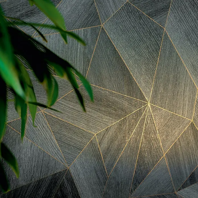 Daniel Hechter Vliestapete 5 - Anthrazit, Grafisch, 10,05 x 0,53 m - Abstrakte graue Tapete mit goldenen Linien und einem Hauch von Pflanze, die ein modernes und elegantes Design präsentiert.