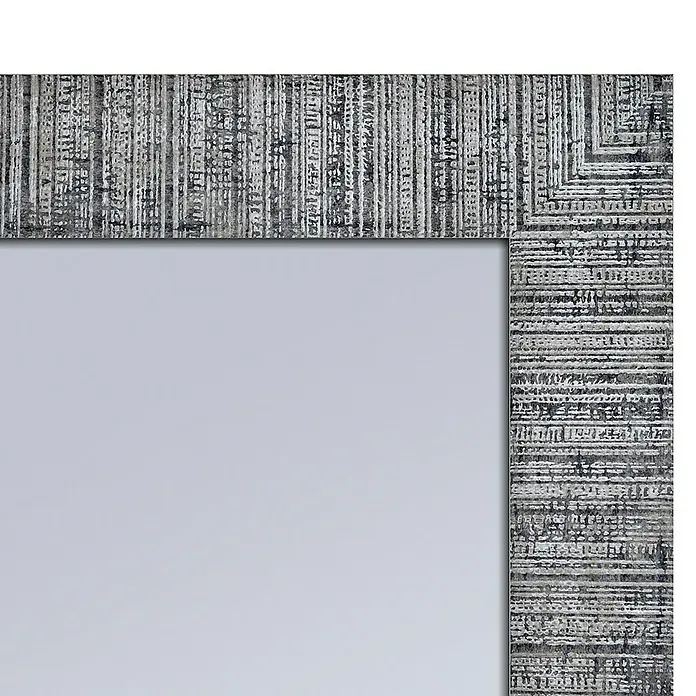 Espejo con marco Fantasía - 56 x 136 cm, Colores surtidos, Materiales naturales - Primer plano de un espejo con un marco gris y texturizado. El diseño del marco añade una elegancia rústica al espejo.