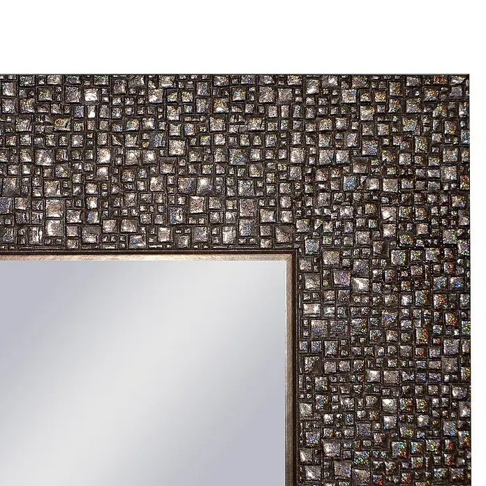 Espejo con marco Fantasía - 56 x 136 cm, Colores surtidos, Materiales naturales - Primer plano de un espejo con un marco de mosaico compuesto por pequeños cuadrados plateados, mostrando un diseño brillante y reflectante.