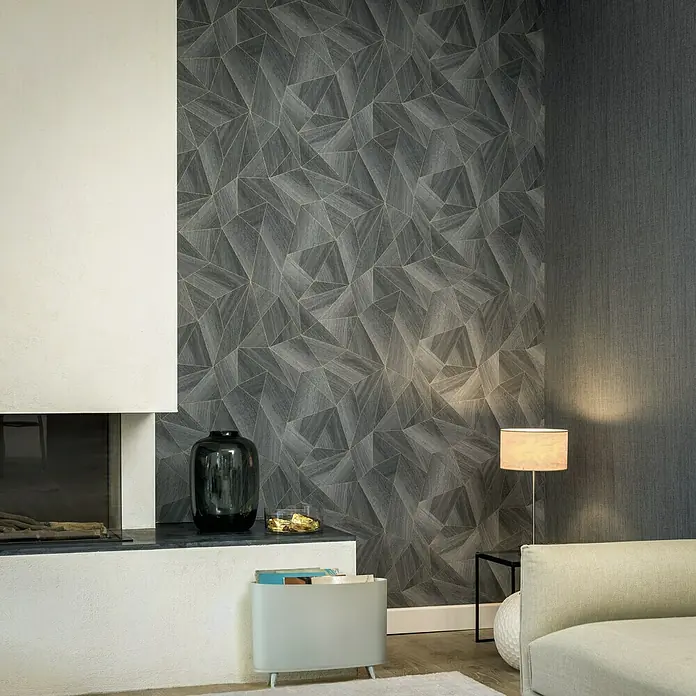 Daniel Hechter Vliestapete 5 - Anthrazit, Grafisch, 10,05 x 0,53 m - Elegantes Wohnzimmer mit geometrischer Tapete in Grau, passender Dekoration und gemütlicher Beleuchtung für ein stilvolles Ambiente.