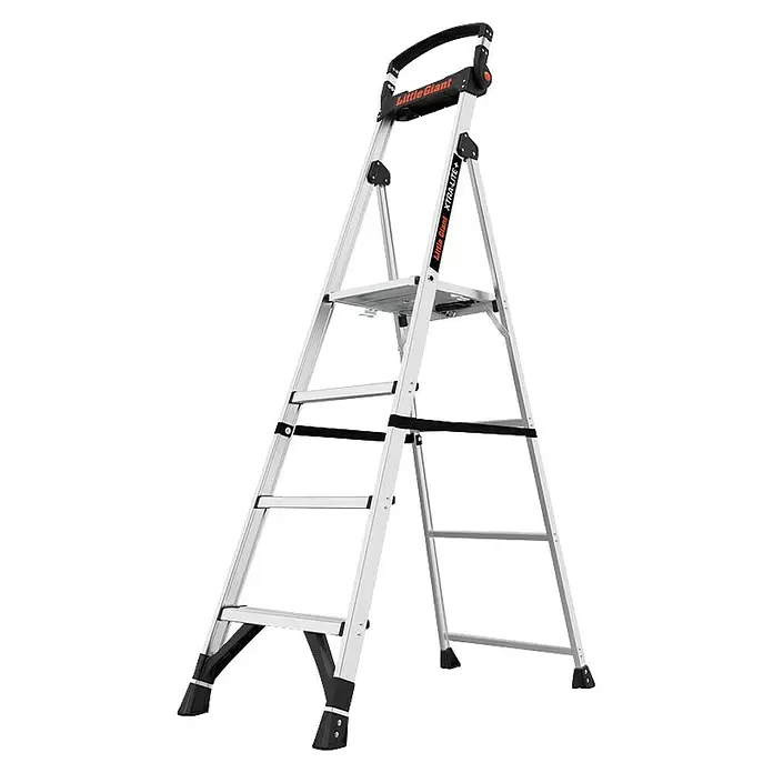 Little Giant Stehleiter XTRA LITE ALU 4 Stufen - Anzahl Tritte: 4 Stk., Arbeitshöhe: 308 cm, Belastbarkeit: 150 kg, Aluminium - Silberne Aluminium-Klappleiter mit schwarzen Akzenten und Haltegriff. Sie hat mehrere Stufen und eine breite, stabile Basis.
