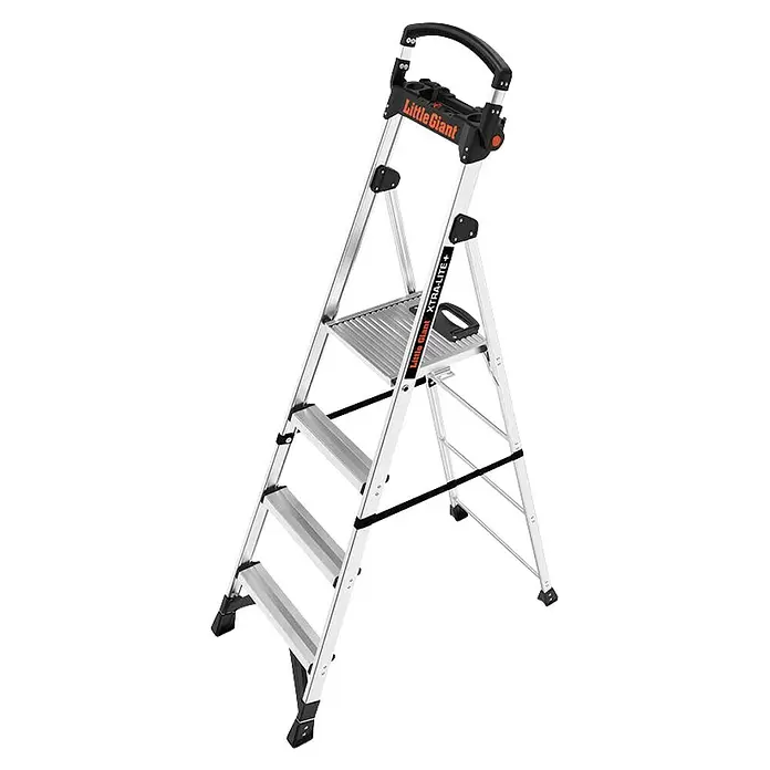 Little Giant Stehleiter XTRA LITE ALU 4 Stufen - Anzahl Tritte: 4 Stk., Arbeitshöhe: 308 cm, Belastbarkeit: 150 kg, Aluminium - Silberne Aluminium Little Giant XTRA-LITE+ Stehleiter mit schwarzen Akzenten und Ablagefach oben.