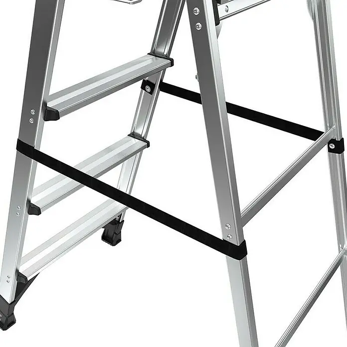 Little Giant Stehleiter XTRA LITE ALU 4 Stufen - Anzahl Tritte: 4 Stk., Arbeitshöhe: 308 cm, Belastbarkeit: 150 kg, Aluminium - Nahaufnahme einer robusten, silbernen Trittleiter mit breiten Stufen und schwarzen Sicherheitsgurten für den sicheren Gebrauch.