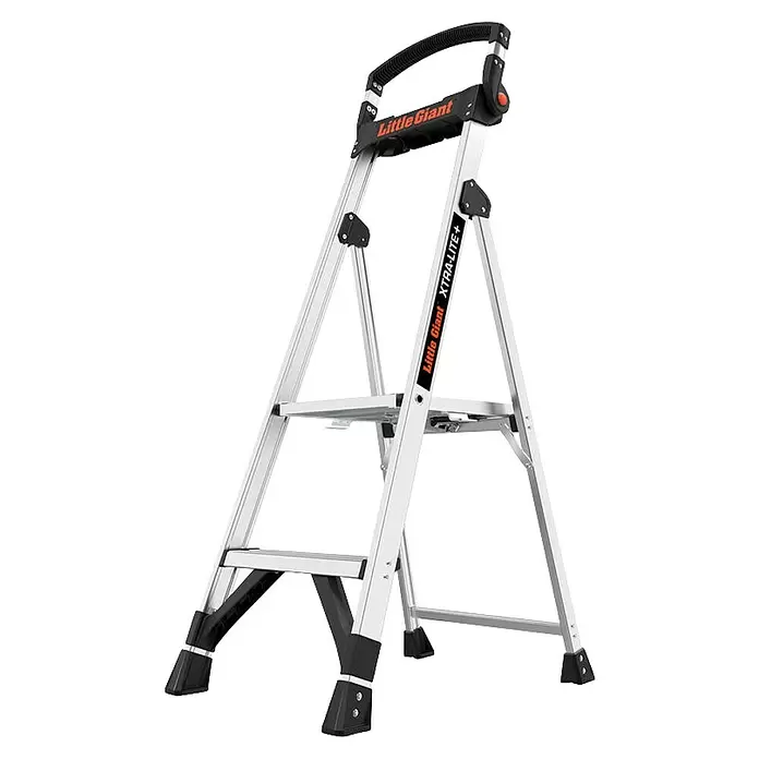 Little Giant Stehleiter XTRA LITE ALU 2 Stufen - Anzahl Tritte: 2 Stk., Arbeitshöhe: 251 cm, Belastbarkeit: 150 kg, Aluminium - Silberne und schwarze Aluminium-Klappleiter mit Sicherheitsgriff, breiten Stufen und rutschfesten Füßen.
