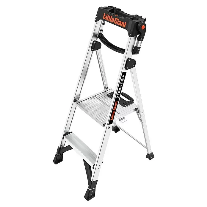 Little Giant Stehleiter XTRA LITE ALU 2 Stufen - Anzahl Tritte: 2 Stk., Arbeitshöhe: 251 cm, Belastbarkeit: 150 kg, Aluminium - Silberne und schwarze Little Giant Stehleiter mit Ablage und breiten Stufen.