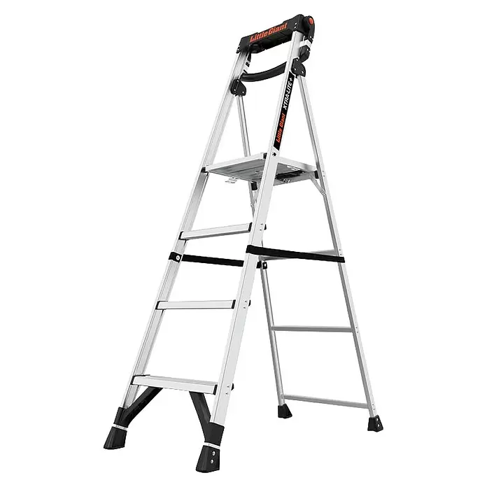 Little Giant Stehleiter XTRA LITE ALU 4 Stufen - Anzahl Tritte: 4 Stk., Arbeitshöhe: 308 cm, Belastbarkeit: 150 kg, Aluminium - Eine silberne Little Giant XTRA-LITE+ Stehleiter mit schwarzen Akzenten und mehreren Stufen, tragbar und stabil.