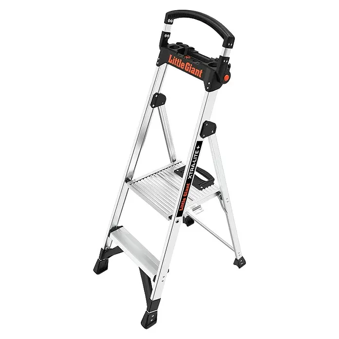 Little Giant Stehleiter XTRA LITE ALU 2 Stufen - Anzahl Tritte: 2 Stk., Arbeitshöhe: 251 cm, Belastbarkeit: 150 kg, Aluminium - Silberne Aluminium Little Giant XTRA-LITE+ Stehleiter mit schwarzem Kunststoffgriff und rutschfesten Füßen.