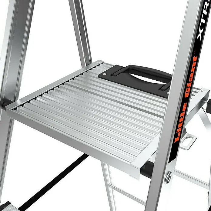 Little Giant Stehleiter XTRA LITE ALU 4 Stufen - Anzahl Tritte: 4 Stk., Arbeitshöhe: 308 cm, Belastbarkeit: 150 kg, Aluminium - Nahaufnahme einer Little Giant XTRA Leiter mit einer breiten, silbernen Plattform und einem schwarzen Griff, ideal für sicheres Arbeiten in der Höhe.