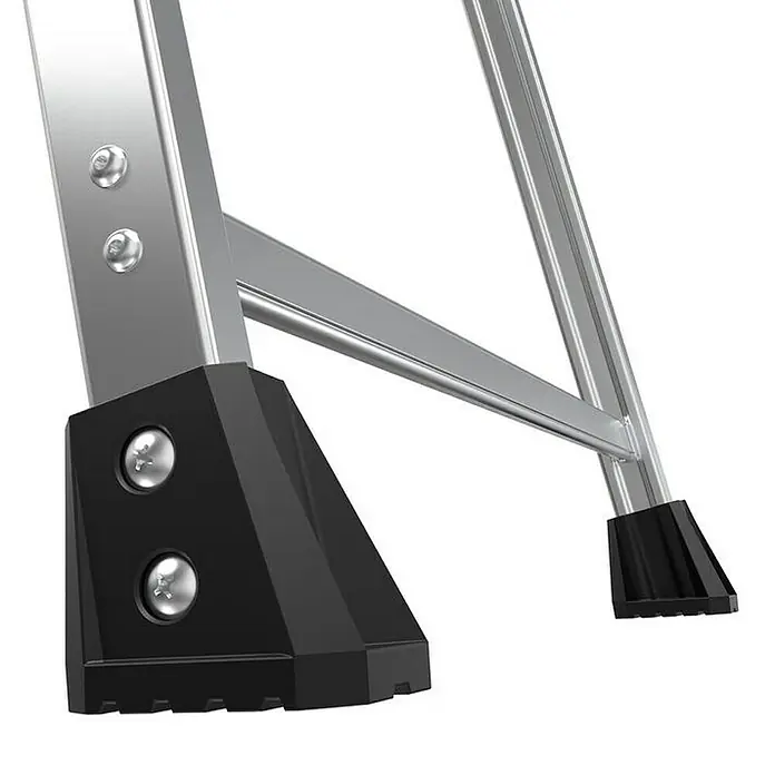 Little Giant Stehleiter XTRA LITE ALU 4 Stufen - Anzahl Tritte: 4 Stk., Arbeitshöhe: 308 cm, Belastbarkeit: 150 kg, Aluminium - Detailansicht der rutschfesten Füße einer silbernen Leiter, die für Stabilität und Sicherheit auf Oberflächen sorgen.