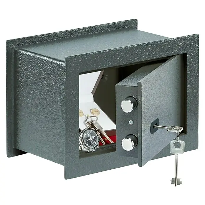 Burg-Wächter Möbeltresor PSW 110K - L x B x H: 148 x 305 x 201 mm, Doppelbartschloss - Ein grauer Tresor mit geöffneter Tür, in dem sich Schmuck und eine Uhr befinden. Ein Schlüssel steckt im Schloss.