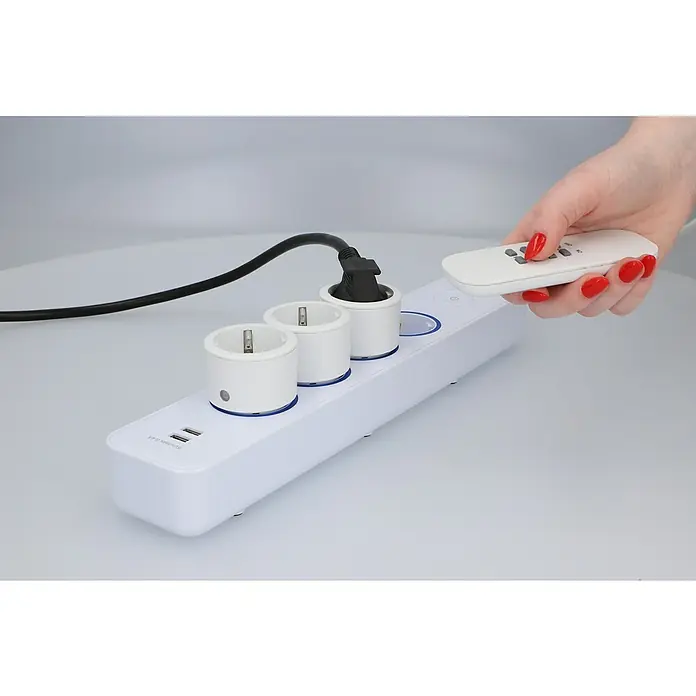 Intertek Funksteckdosen-Set mit Fernbedienung - Weiß, 3 Stk. - Eine weiße Steckdosenleiste mit USB-Anschlüssen, an die ein schwarzes Kabel angeschlossen ist, wird mit einer Fernbedienung gesteuert.