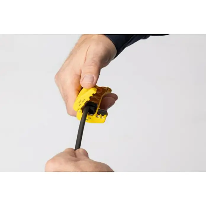 Jokari Kabelentmanteler PV Entmatler - Geeignet für Leitungsquerschnitt: 1,5 mm² - 16 mm² - Ein Paar Hände, die ein gelbes Abisolierwerkzeug verwenden, um ein schwarzes Kabel abzumanteln. Praktisches Werkzeug zum einfachen Abisolieren.