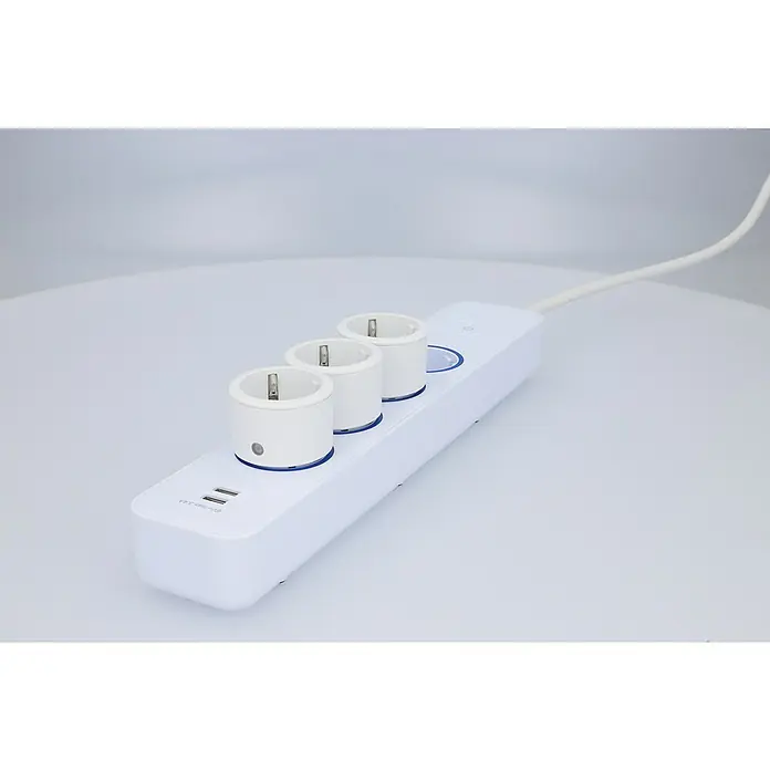 Intertek Funksteckdosen-Set mit Fernbedienung - Weiß, 3 Stk. - Eine weiße Steckdosenleiste mit drei Steckdosen, zwei USB-Anschlüssen und einem blauen Licht, die auf einem weißen Tisch liegt.