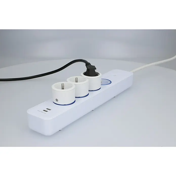 Intertek Funksteckdosen-Set mit Fernbedienung - Weiß, 3 Stk. - Mehrfachsteckdose mit drei Steckplätzen und USB-Anschlüssen, ein Stecker ist eingesteckt. Ideal für Büro oder Zuhause.