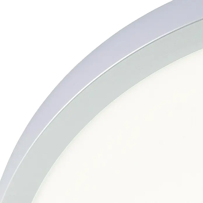Brilliant LED-Deckenleuchte rund Navara - 24 W, Ø x H: 37,5 x 3,1 cm, Silber, Neutralweiß - Nahaufnahme einer modernen, runden LED-Deckenleuchte mit silbernem Rahmen und diffusem, weißem Licht.