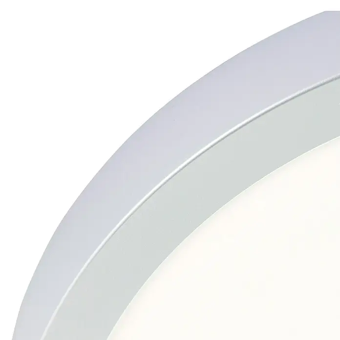 Brilliant LED-Deckenleuchte rund Navara - 18 W, Ø x H: 27,5 x 3,1 cm, Silber, Neutralweiß - Nahaufnahme einer modernen, runden LED-Deckenleuchte mit silbernem Rahmen, ideal für stilvolle Innenräume.