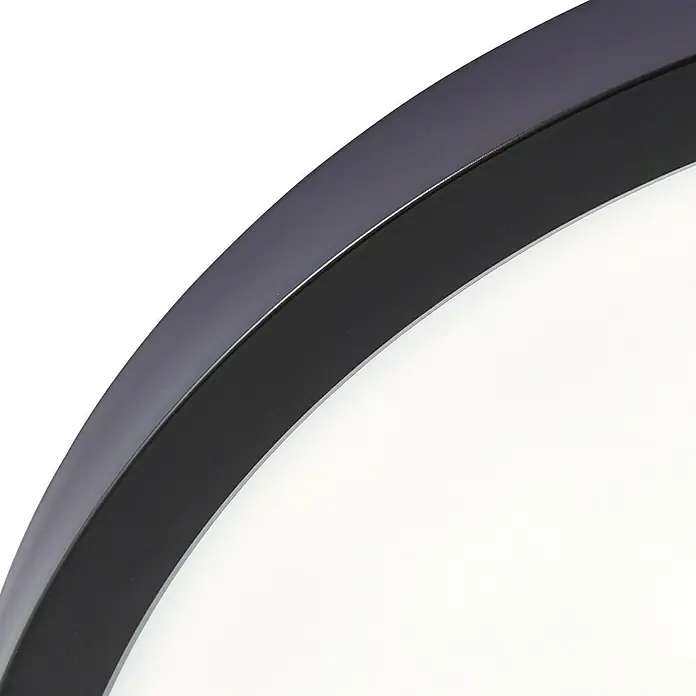 Brilliant LED-Deckenleuchte rund Navara - 24 W, Ø x H: 37,5 x 3,1 cm, Schwarz, Neutralweiß - Nahaufnahme einer runden, schwarzen LED-Deckenleuchte mit einer hellen, diffusen Lichtfläche, ideal für moderne Innenräume.