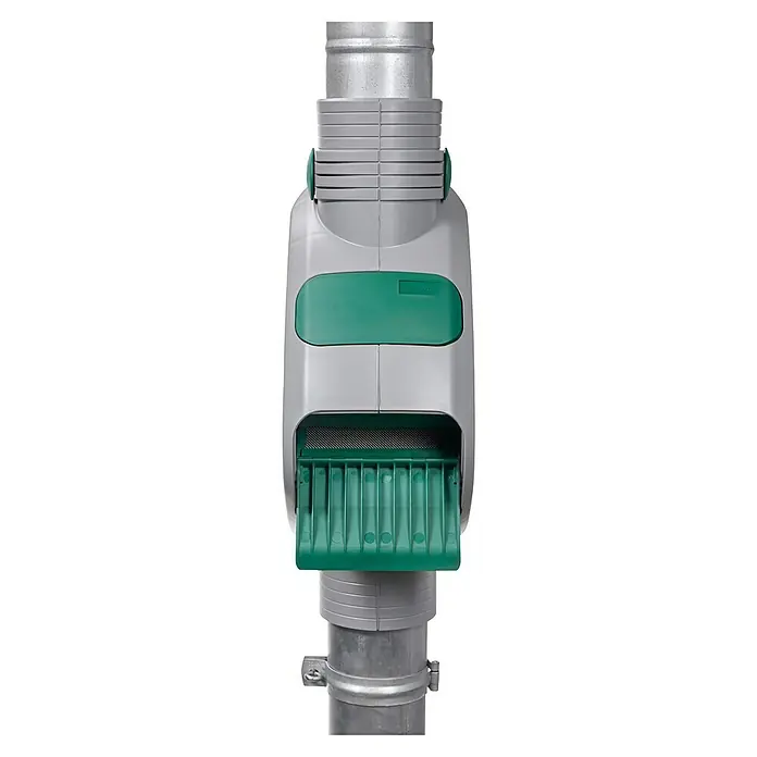 Garantia Fallrohrfilter Rainus DN80-100 - Geeignet für: Fallrohre von Ø 80 bis 100 mm, Grau - Das Bild zeigt einen Laubabscheider, der an einem Regenfallrohr befestigt ist. Der Laubabscheider ist grau und grün und hat ein Gitter, um das Laub aufzufangen.