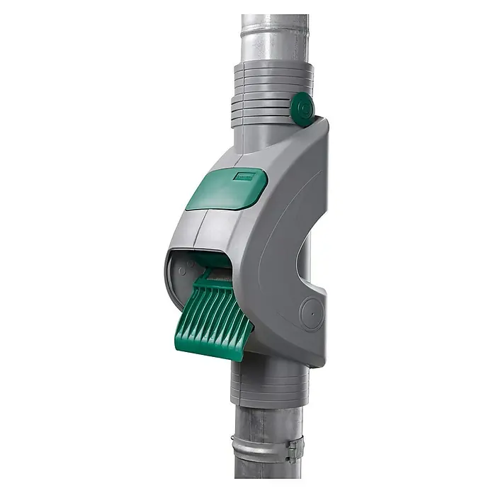 Garantia Fallrohrfilter Rainus DN80-100 - Geeignet für: Fallrohre von Ø 80 bis 100 mm, Grau - Nahaufnahme eines grauen Fallrohr-Laubabscheiders mit grünem Laubfangkorb, der an einem Fallrohr befestigt ist.