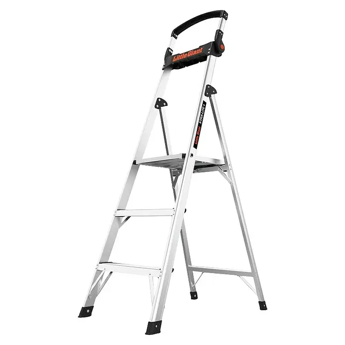 Little Giant Stehleiter XTRA LITE ALU 3 Stufen - Anzahl Tritte: 3 Stk., Arbeitshöhe: 280 cm, Belastbarkeit: 150 kg, Aluminium - Eine silberne Aluminium-Klappleiter Little Giant Xtra-Lite+ mit schwarzen Akzenten und rotem Knopf. Sie hat einen hohen Griff oben.