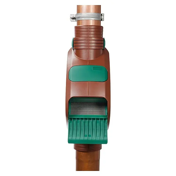 Garantia Fallrohrfilter Rainus DN80-100 - Geeignet für: Fallrohre von Ø 80 bis 100 mm, Braun - Nahaufnahme eines braunen Dachrinnenfilters mit grünen Akzenten, der an einem Rohr befestigt ist.