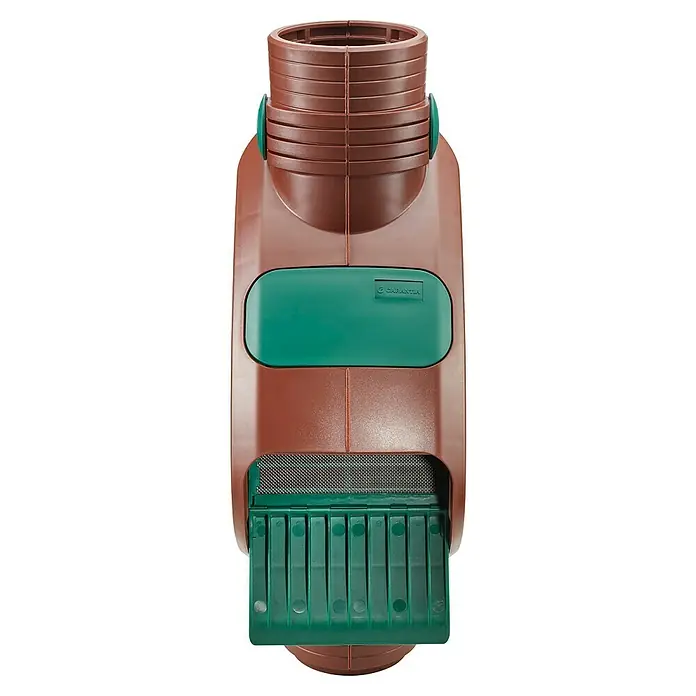 Garantia Fallrohrfilter Rainus DN80-100 - Geeignet für: Fallrohre von Ø 80 bis 100 mm, Braun - Nahaufnahme eines braunen und grünen Regensammlers mit Filter und Garantie-Logo für die Regenwassernutzung im Garten.