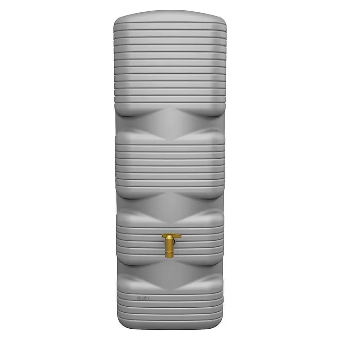 4rain Regenspeicher Quadro - 170 l, Betongrau - Nahaufnahme einer grauen Regentonne mit goldenem Wasserhahn. Das Produkt ist eine praktische Lösung für die Regenwassernutzung im Garten.