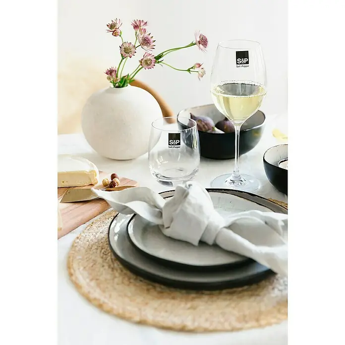 Teller Flach Lunar - 1 Stk., 27 x 3 cm, Keramik - Elegantes Stillleben mit S&P-Gläsern, Käse, Nüssen und Blumen auf einem Tisch. Die Marke Salt&Pepper Gläser sind im Fokus des Bildes.