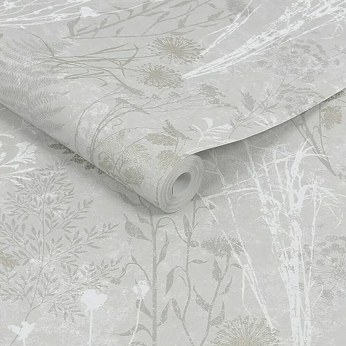 Papel pintado Vegetal Hojas - Gris/Plateado, 10 x 0,53 m - Primer plano de un rollo de papel tapiz de bosque gris con diseños botánicos plateados, que ofrece una decoración de pared texturizada y elegante.