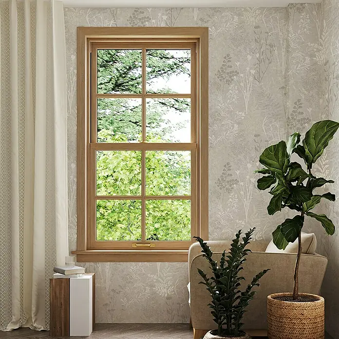 Papel pintado Vegetal Hojas - Gris/Plateado, 10 x 0,53 m - Los marcos de ventanas de madera ofrecen una vista a un verde exuberante a través de los cristales, creando un ambiente sereno y natural en la habitación.
