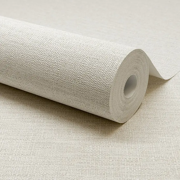Papel pintado Liso texturado - Blanco, 10 x 0,53 m - Primer plano de un rollo de papel pintado no tejido texturizado en un color suave y neutro, ideal para la decoración de paredes.