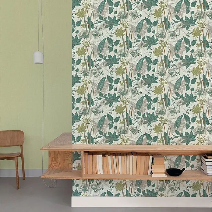 Papel pintado Hojas - Verde, 10 x 0,53 m - Papel pintado de jungla con hojas verdes y libros en una estantería de madera en el interior.