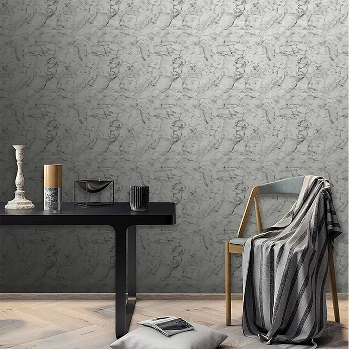 Papel pintado Mármol - Blanco/Negro, 10 x 0,53 m - Elegante papel pintado de mármol en un interior con mesa y silla. El diseño elegante añade un toque de lujo a la habitación.