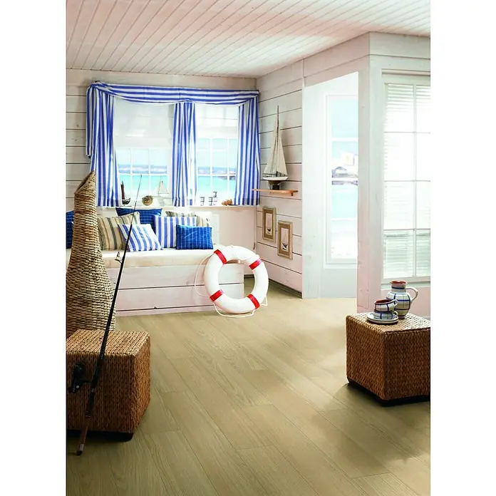 Laminado Roble Linen Sheridan - 1.285 x 192 x 7 mm, Roble Linen Sheridan, AC5 - Acogedora habitación con suelo de madera clara, creando un ambiente cálido y natural. Perfecto para un hogar acogedor.