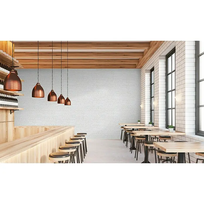 Grosfillex Panel de pared Element 3D Brique blanco - L x An: 260 x 37,5 cm - Una escena de bar atmosférica con lámparas de cobre y elementos de madera contra una pared de ladrillo blanco, ambiente acogedor.