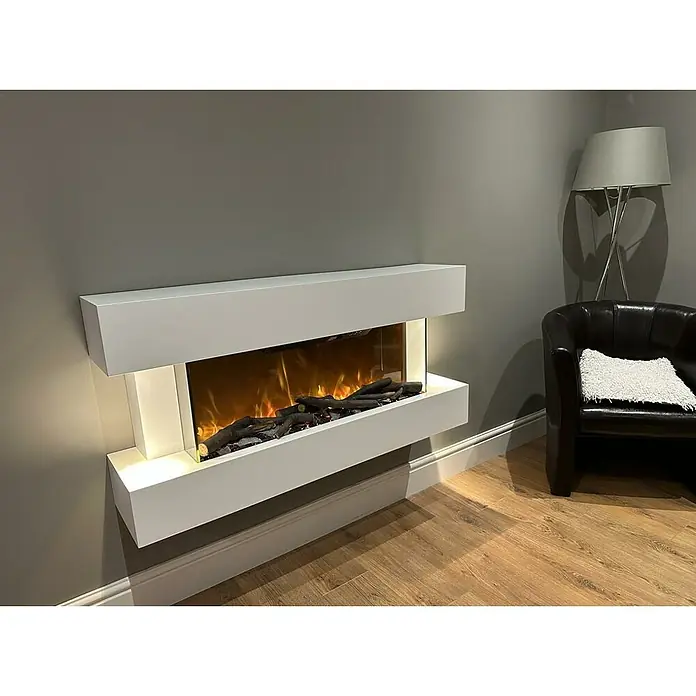 Focalpoint Chimenea eléctrica Ashford Wall Suite - Blanco, 2.000 W, 26,5 x 122 x 60 cm - Esta imagen muestra una chimenea eléctrica de pared moderna con llamas y troncos realistas, para crear un ambiente cálido.