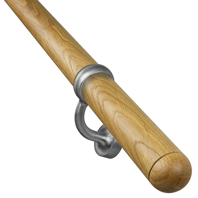 Treba Frewa Handlauf-Set H22 - Eiche, Versiegelt, Länge: 1.500 mm, Kugelringhalter Edelstahloptik - Nahaufnahme einer Holztreppe mit einem eleganten, metallenen Handlaufhalter, der das natürliche Design des Holzes ergänzt.