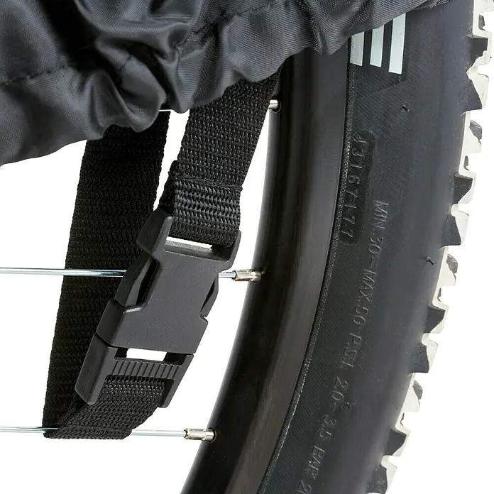 Fahrradgarage - L x B: 205 x 115 mm, Geeignet für: Fahrräder - Detailaufnahme eines Fahrradreifens mit schwarzer Abdeckung, befestigt mit einem Gurt und Schnalle für sicheren Halt.
